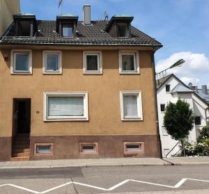 巴登-巴登Kamus的街道上带窗户的棕色建筑