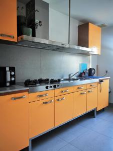 弗罗茨瓦夫Hostel 55 - darmowy parking的厨房配有橙色橱柜和炉灶。