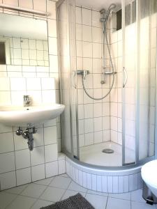 巴登-巴登Kamus的带淋浴和盥洗盆的浴室