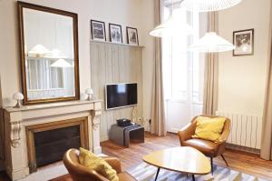 波尔多Galeries - Appartement 2 chambres avec Parking的客厅设有壁炉和电视。