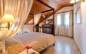 SpiliáSpilia Village Hotel & Villas的一间卧室设有一张床和木制天花板