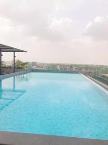 阿克拉Splendid Apartments @ The Lennox的一座大型蓝色游泳池,位于一座建筑的顶部