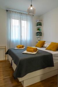 斯普利特Luxury Apartment Ruby的两张位于房间的床,上面有黄色的毛巾