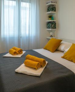 斯普利特Luxury Apartment Ruby的卧室配有黄色毛巾。