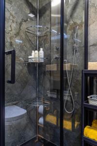 斯普利特Luxury Apartment Ruby的带淋浴的浴室和玻璃门