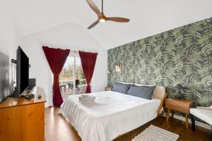 纳什维尔Inglewood Rose的一间卧室配有一张床和吊扇