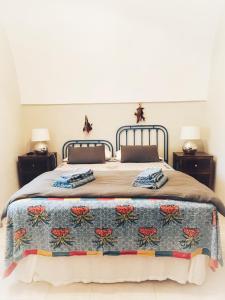 莫诺波利Masseria I Raffi b&b的一间卧室配有一张大床,床上有毯子