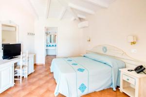 圣玛丽亚纳瓦雷Marina Torre Navarrese Resort的一间白色卧室,配有床和电视