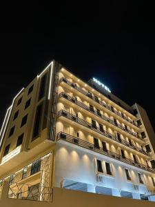 艾卜哈سيفن سون للأجنحة الفندقية的一座晚上有灯的建筑