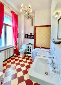 德累斯顿Wägner´s Heim的一间带大水槽和 ⁇ 格地板的浴室