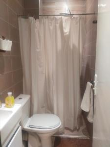 阿加迪尔Entire Apartment的浴室配有白色的浴帘和卫生间