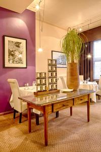 比奇乐斯特拉斯堡酒店及餐厅的一间用餐室,配有一张桌子和植物
