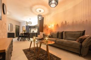 扎热切Apartament Premium 28 Laguna Beskidów nad Jeziorem Żywieckim - Dream Apart的客厅配有沙发和桌子