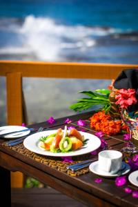 萨武萨武Namale All Inclusive Resort & Spa的一张桌子上放着一盘水果