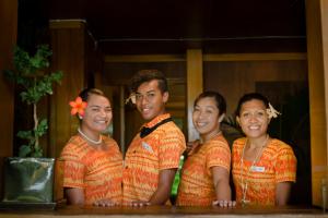 萨武萨武Namale All Inclusive Resort & Spa的一群4个年轻人摆着一张照片
