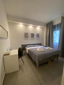 帕尔马Residenza Via Verdi的一间卧室配有一张床和一张书桌