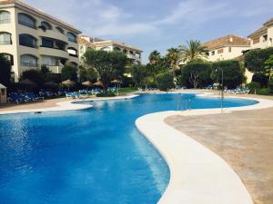 马贝拉Vista Hermosa Marbella的度假村内的一个蓝色海水游泳池