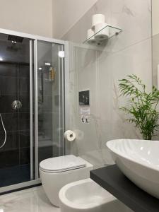 帕尔马Residenza Via Verdi的带淋浴、卫生间和盥洗盆的浴室