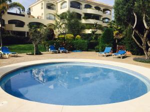 马贝拉Vista Hermosa Marbella的大楼前的大型游泳池