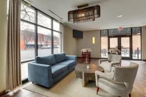 CherawSpringHill Suites by Marriott Cheraw的客厅配有蓝色的沙发和椅子