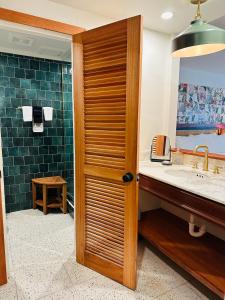克里斯琴斯特德King Christian Hotel的一间带水槽和木门的浴室