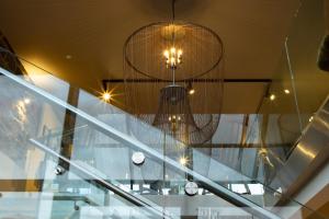 切斯特菲尔德巴洛孔雀住宿加早餐旅馆的建筑中带有吊灯的玻璃楼梯