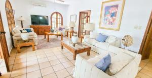 阿拉莫斯La Quinta en Alamos的客厅配有两张沙发和一台电视机