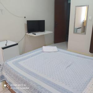 萨尔瓦多Hotel Minas Salvador的一间卧室配有一张床和一台电视。