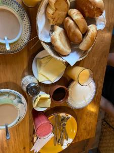 奥塔瓦洛Cabaña San Andres的一张桌子,上面有面包和羊角面包