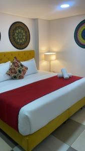 波哥大Hotel Bogota Resort的一间卧室配有一张带红色毯子的大床