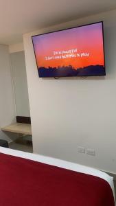 波哥大Hotel Bogota Resort的墙上的平面电视