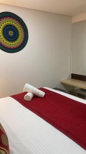 波哥大Hotel Bogota Resort的一间卧室配有一张床,床上有毛巾