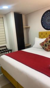 波哥大Hotel Bogota Resort的卧室配有一张大白色床和红色毯子