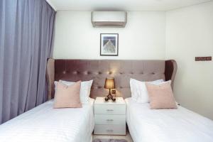马拉喀什Cozy 2-bedroom apartment in Gueliz, Marrakech的卧室内两张并排的床