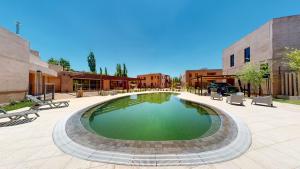 查克拉斯德科里亚Liniers Green Apartments的庭院中央的游泳池