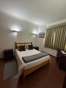 卡帕里卡海岸Copacabana Residencial的一间卧室,卧室内配有一张大床