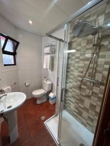 卡帕里卡海岸Copacabana Residencial的带淋浴、卫生间和盥洗盆的浴室