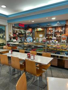 卡帕里卡海岸Copacabana Residencial的一间带桌椅的餐厅和一间面包店