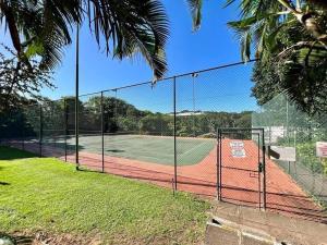 乌旺戈海滩Seaview Beachfront Holiday Apartment - 164 Laguna La Crete的网球场上带围栏的网球场