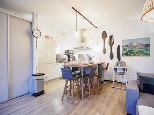 特鲁瓦Le Cézanne - Jardin - Parking - Babyfoot - Centre-ville的厨房以及带桌椅的起居室。