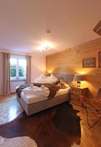 奥伯斯特多夫'Chalet-Style' ruhige & zentrale 3-Raum-Suite direkt am Kurpark的一间卧室设有两张床、一张桌子和一个窗口。