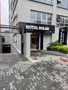 圣保罗Hotel Solar Paulista的大楼前的浸泡式标志