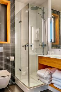 索波特索波特高级福克斯酒店的带淋浴、卫生间和盥洗盆的浴室