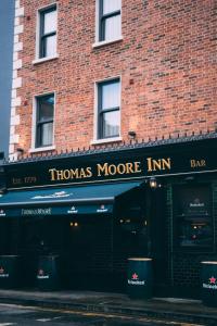 都柏林Thomas Moore Inn的砖楼前的商店,多有一间旅馆