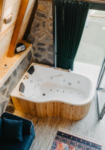 ArdeşenSezBungalov的石墙客房内的按摩浴缸