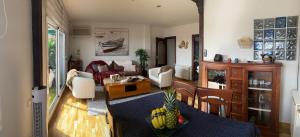 加瓦La Pastora Apartamento con parking的客厅配有沙发和桌子