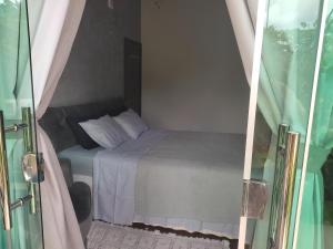 巴西利亚Casa do Sossego的一间小卧室,配有床和玻璃门