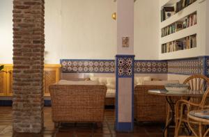 萨各夫雷纳圣胡安旅馆的一间设有两张床和一张桌子及椅子的房间