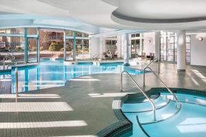 基洛纳大奥卡纳根度假区万豪德尔塔酒店的蓝色水中的酒店游泳池