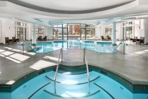 基洛纳大奥卡纳根度假区万豪德尔塔酒店的游泳池,位于带游泳池的建筑内